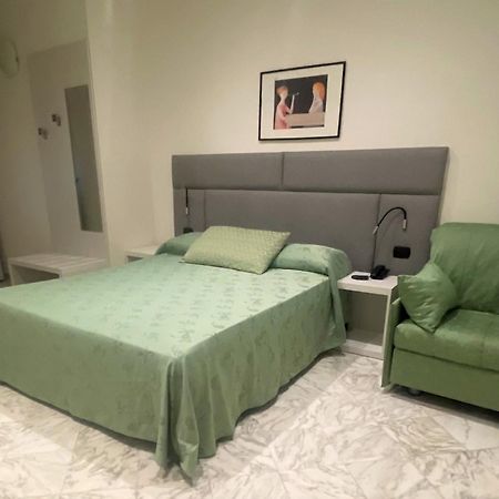 Hotel Coluccini Марина-ді-П'єтразанта Екстер'єр фото