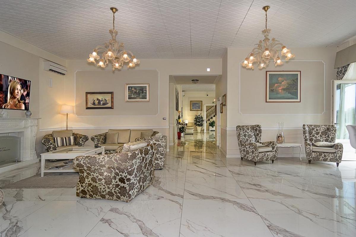 Hotel Coluccini Марина-ді-П'єтразанта Екстер'єр фото