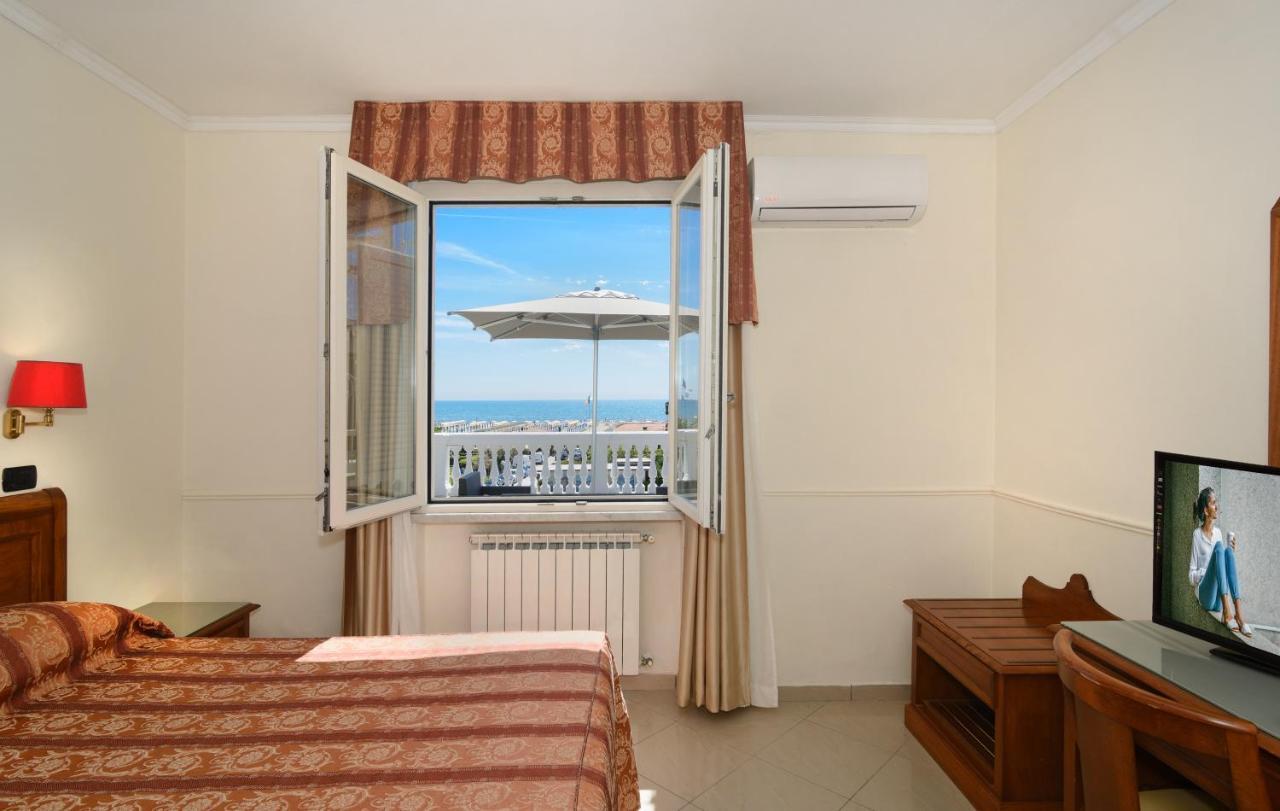 Hotel Coluccini Марина-ді-П'єтразанта Екстер'єр фото