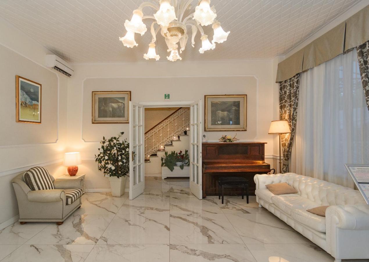 Hotel Coluccini Марина-ді-П'єтразанта Екстер'єр фото