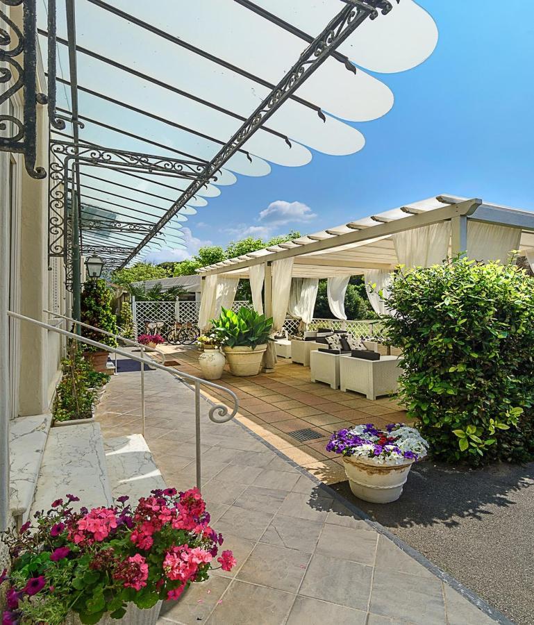 Hotel Coluccini Марина-ді-П'єтразанта Екстер'єр фото