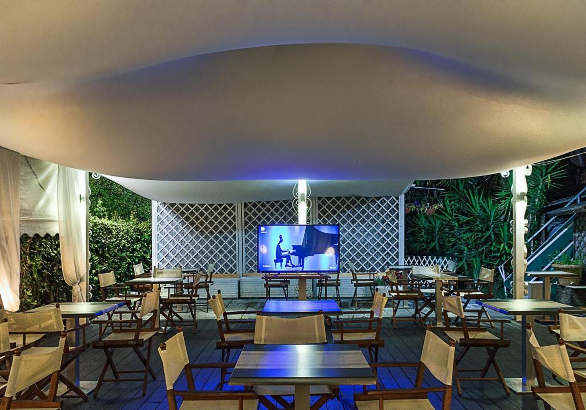 Hotel Coluccini Марина-ді-П'єтразанта Екстер'єр фото