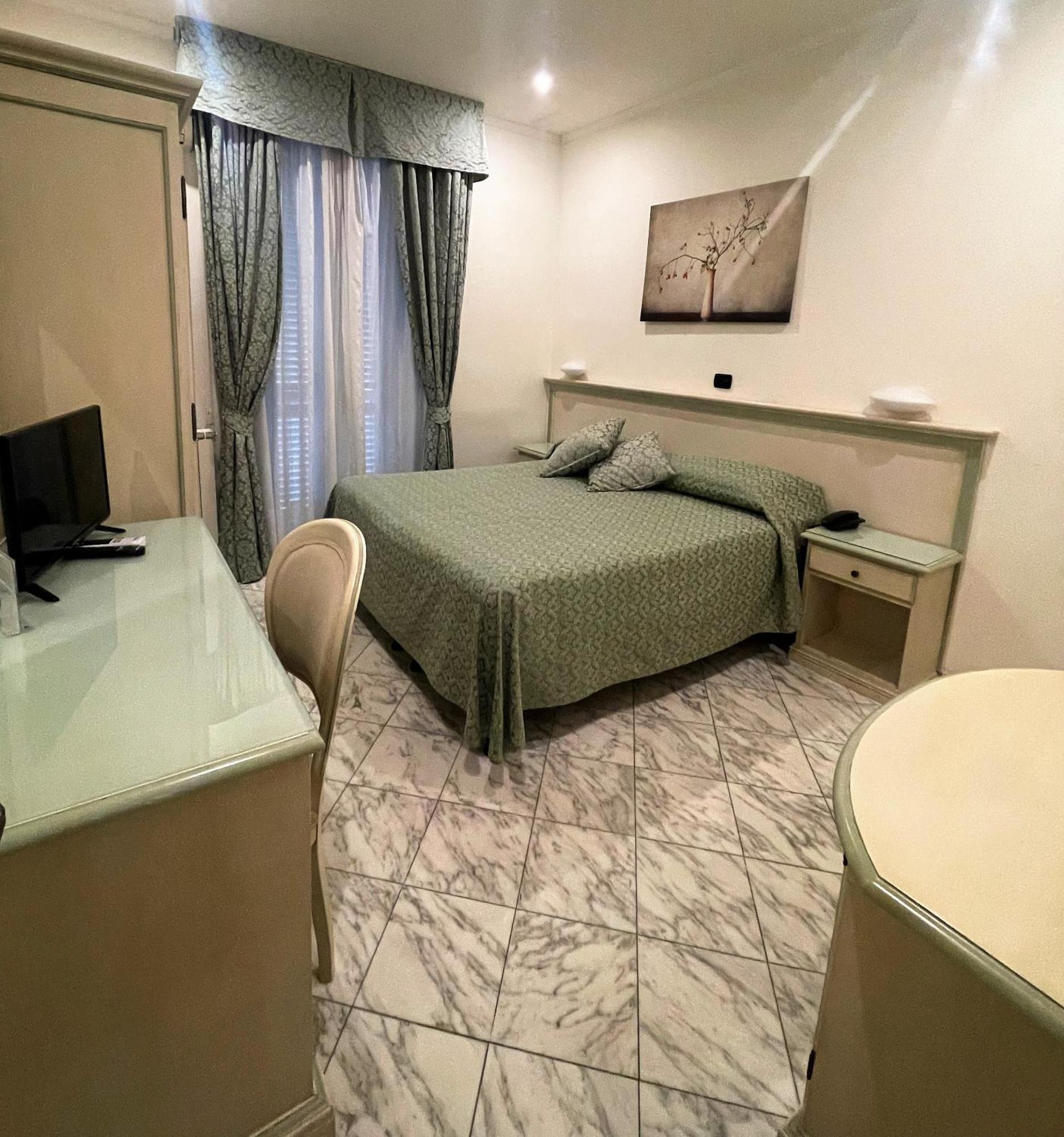 Hotel Coluccini Марина-ді-П'єтразанта Екстер'єр фото