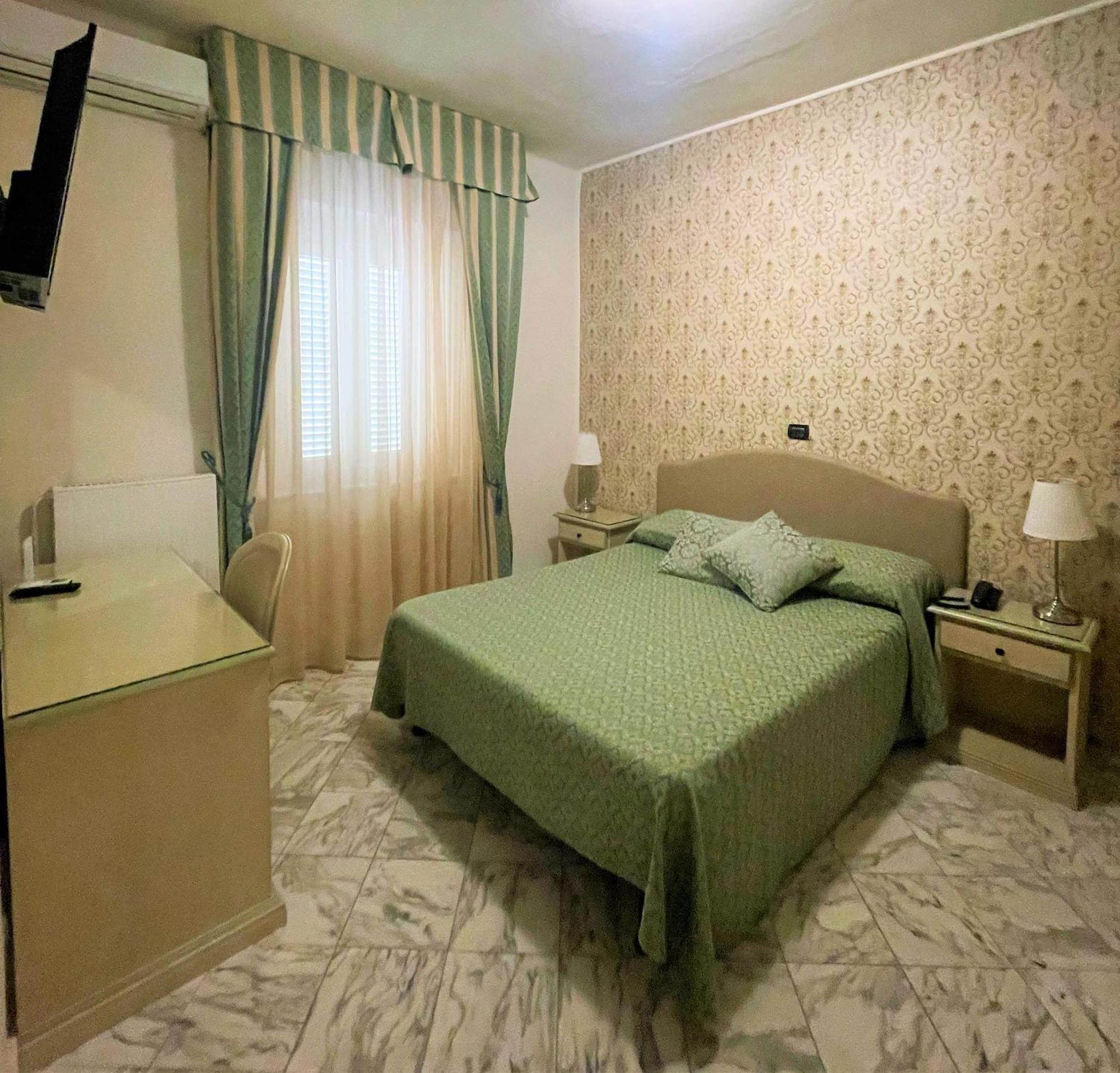 Hotel Coluccini Марина-ді-П'єтразанта Екстер'єр фото