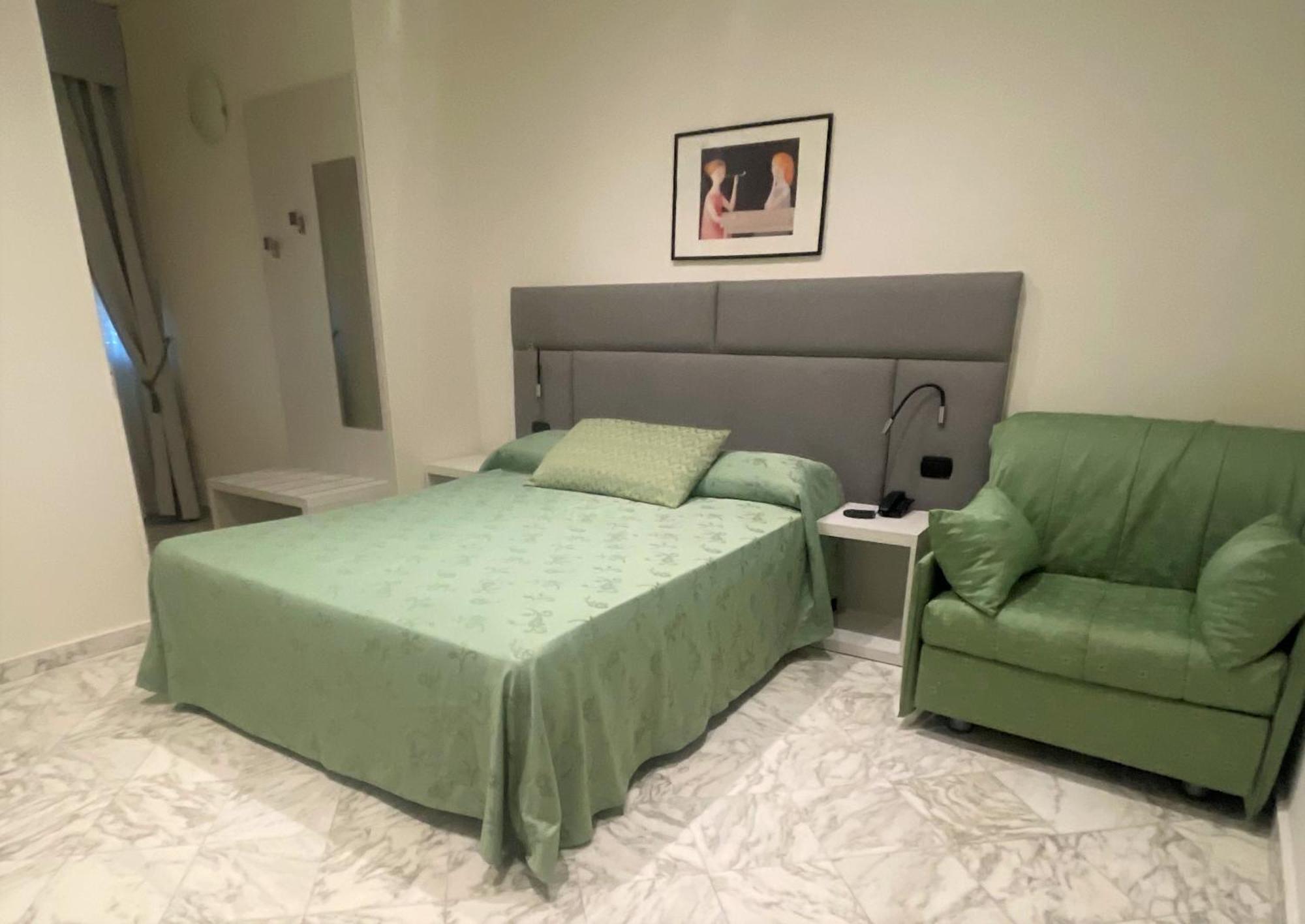 Hotel Coluccini Марина-ді-П'єтразанта Екстер'єр фото