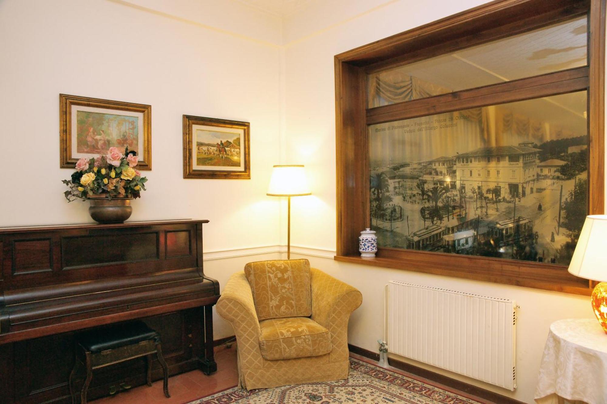 Hotel Coluccini Марина-ді-П'єтразанта Екстер'єр фото