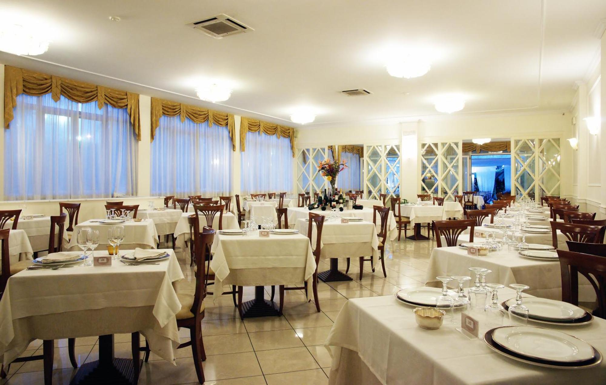 Hotel Coluccini Марина-ді-П'єтразанта Екстер'єр фото