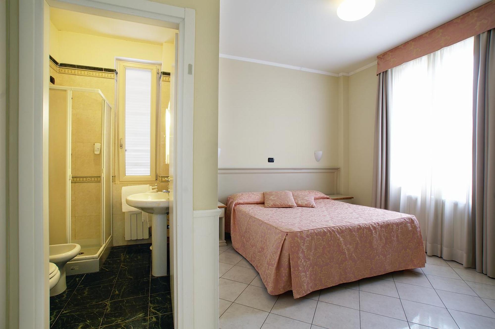 Hotel Coluccini Марина-ді-П'єтразанта Екстер'єр фото