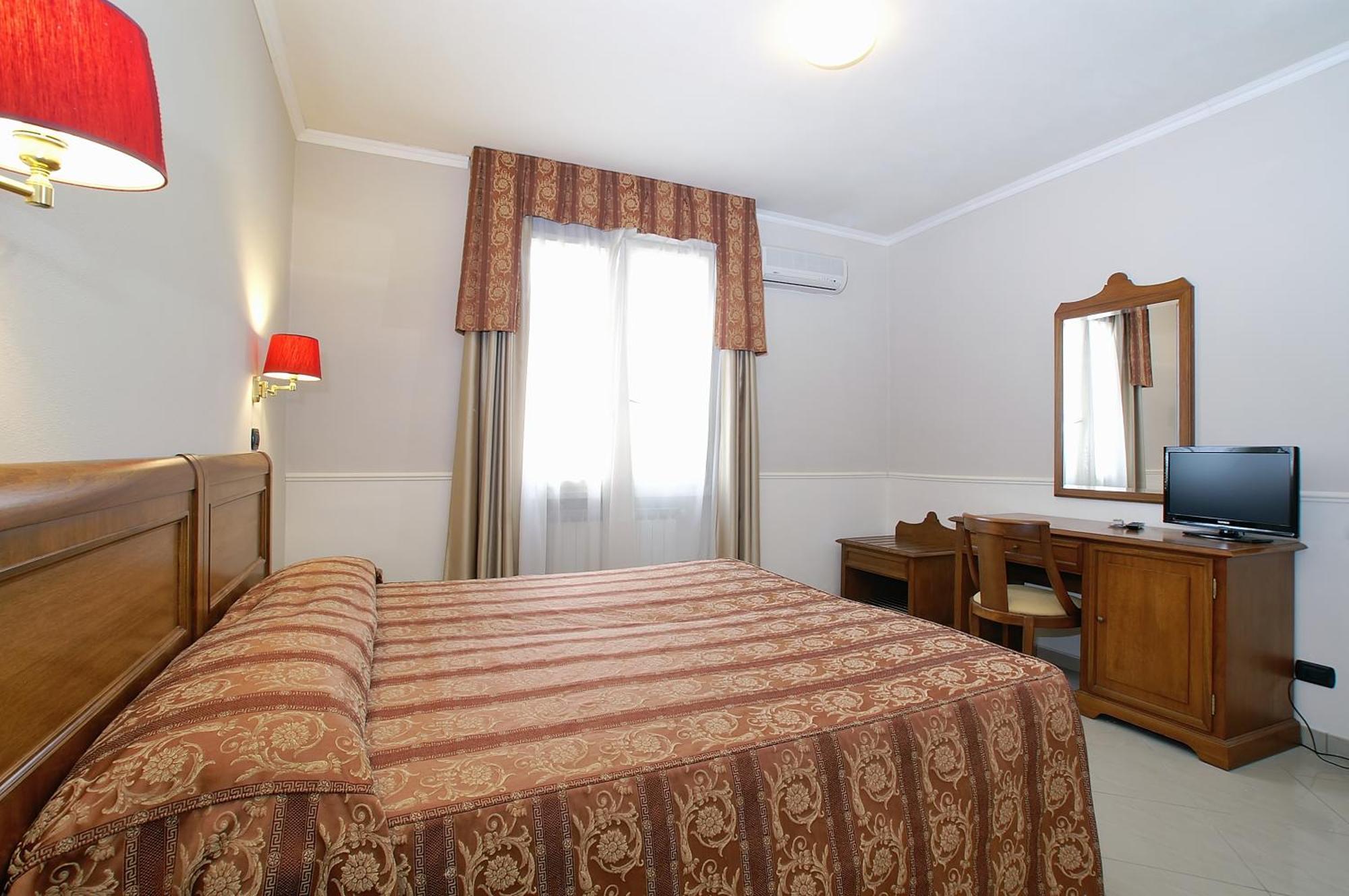 Hotel Coluccini Марина-ді-П'єтразанта Екстер'єр фото