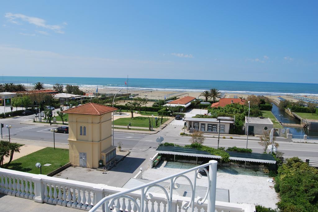 Hotel Coluccini Марина-ді-П'єтразанта Екстер'єр фото