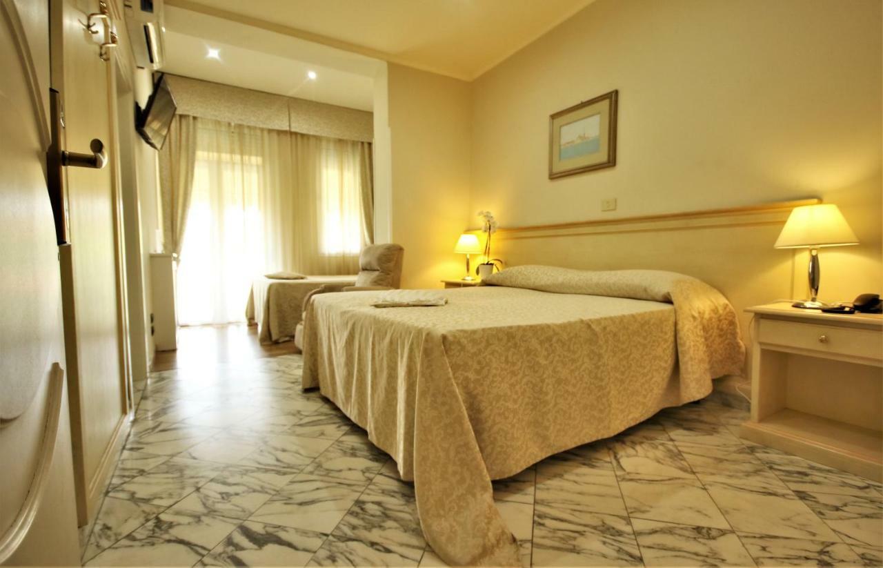 Hotel Coluccini Марина-ді-П'єтразанта Екстер'єр фото