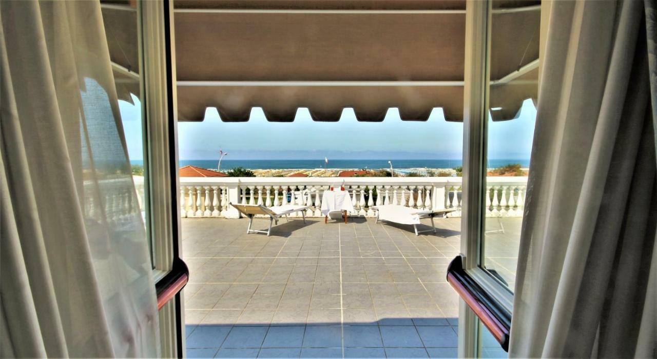 Hotel Coluccini Марина-ді-П'єтразанта Екстер'єр фото