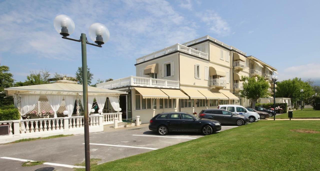 Hotel Coluccini Марина-ді-П'єтразанта Екстер'єр фото